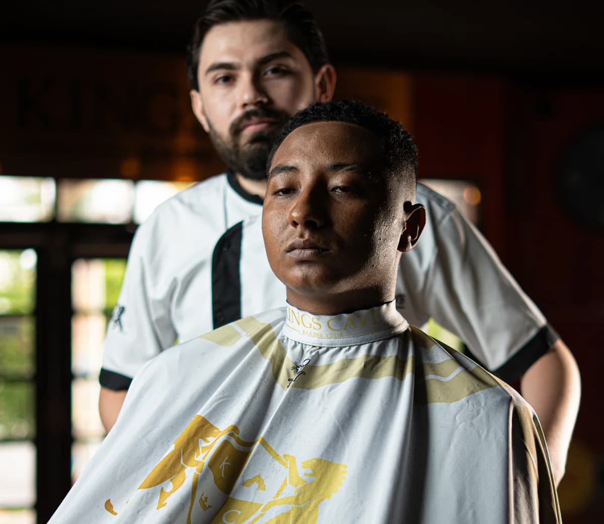Barbero de Kings Cave trabajando con un cliente