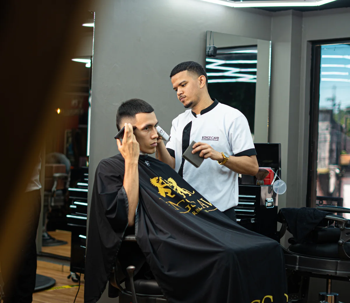 Barbero atendiendo a un cliente en Kings Cave