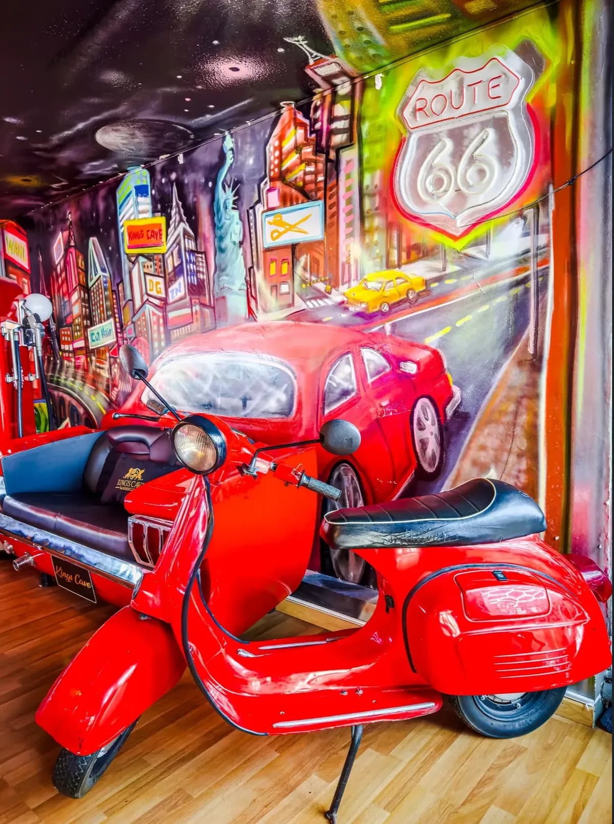 Rincón Route 66 con Vespa roja